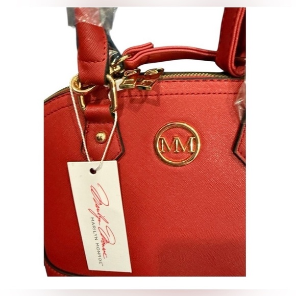 Marilyn Monroe Signature Red Dome Purse Bag
Crossbody Removable Straps Red Gold - Picture 5 of 9
